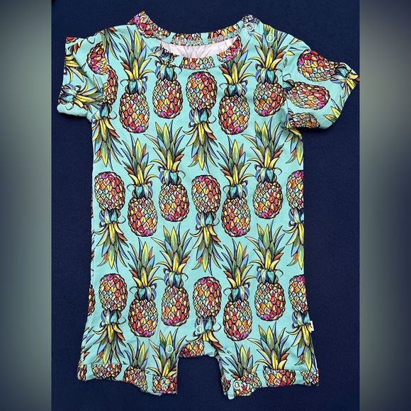 Bums & Roses Pineapples Shorty - Picture 1 of 2